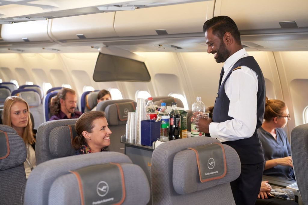 Essen bei der Lufthansa: Flugbegleiter beim Servieren der Verpflegung