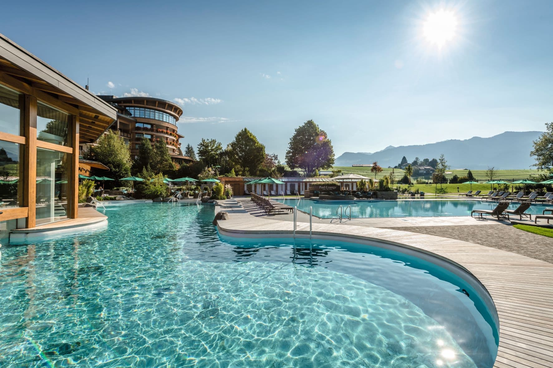 Swimmingpool und Garten im Sonnenalp Resort 