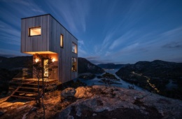 Spektakuläre Unterkunft in Norwegen: The Bolder Skylodge bei nacht mit Blick über das Fjord