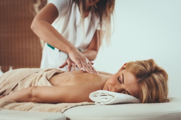 Frau entspannt während einer Massage