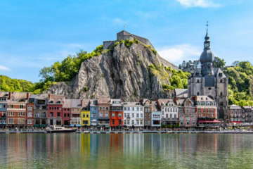Blick auf die Altstadt von Dinant in der Wallonie, Belgien
