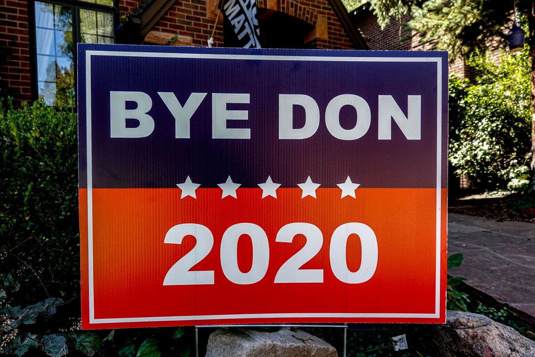 Plakat mit Aufschrift "Bye Don 2020"