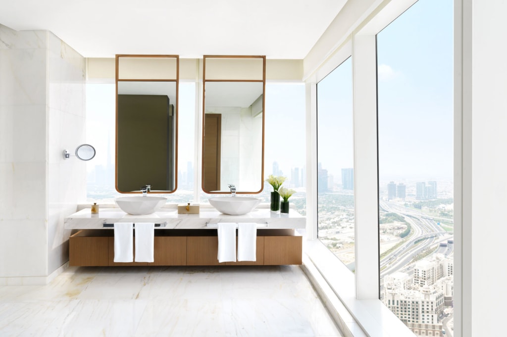 Badezimmer einer Suite im Sofitel Dubai mit toller Aussicht