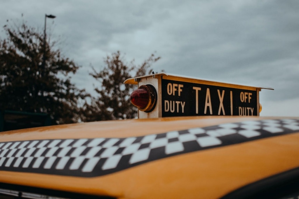 Taxi-Schild auf Auto 