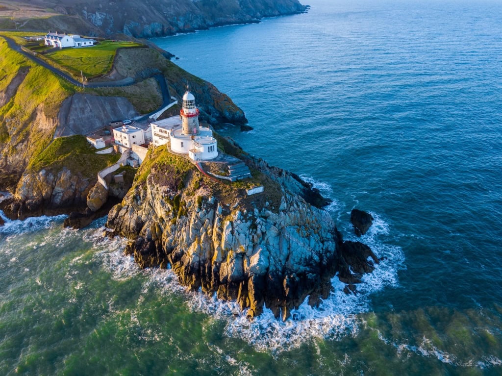 Blick auf den Leuchtturm Howth in Irland auf den Klippen