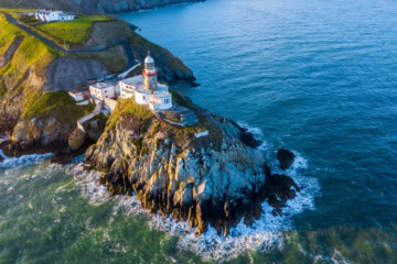 Blick auf den Leuchtturm Howth in Irland auf den Klippen