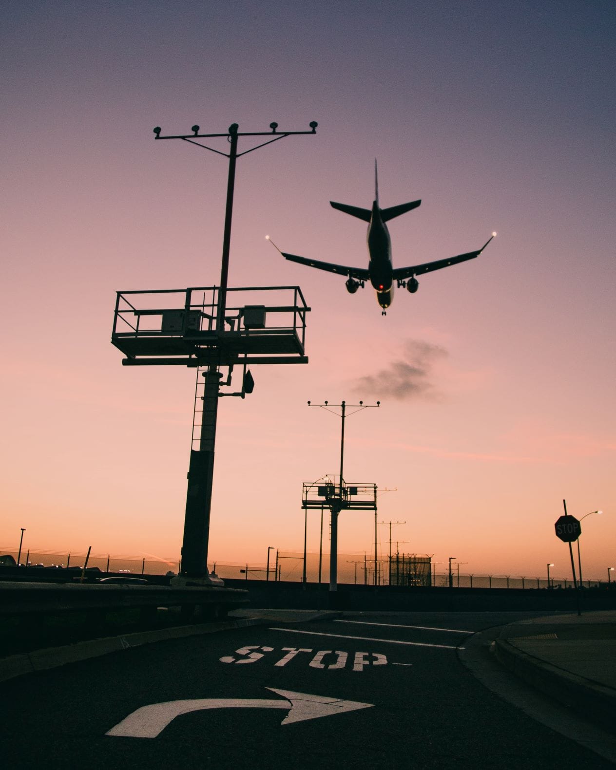 Flugzeug landet auf dem Airport in Los Angeles 