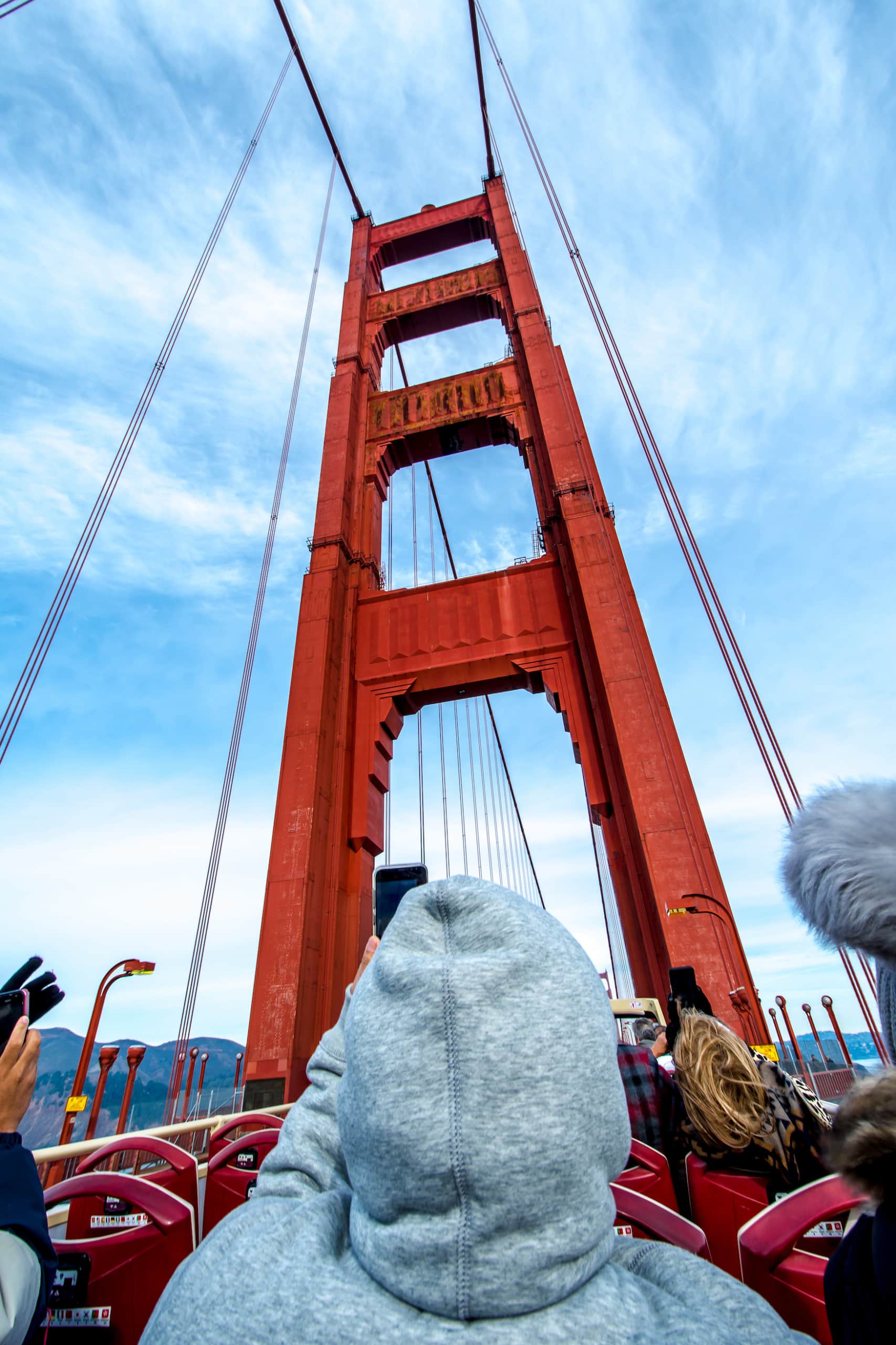 Touristen machen eine Bustour über die Golden Gate Bridge, eine der bekanntesten Sehenswürdigkeiten in San Francisco