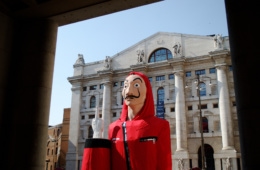 Haus des Geldes Figur vor einer Bank in Mailand