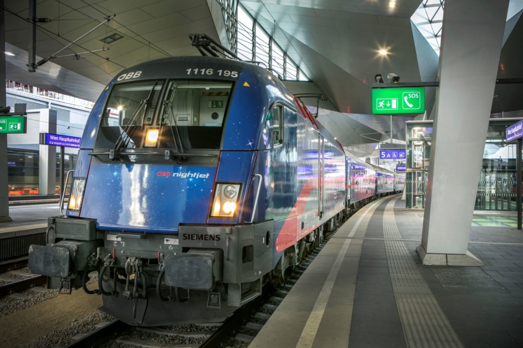 Ein ÖBB-Nightjet im Wiener Hauptbahnhof vor der Abfahrt 