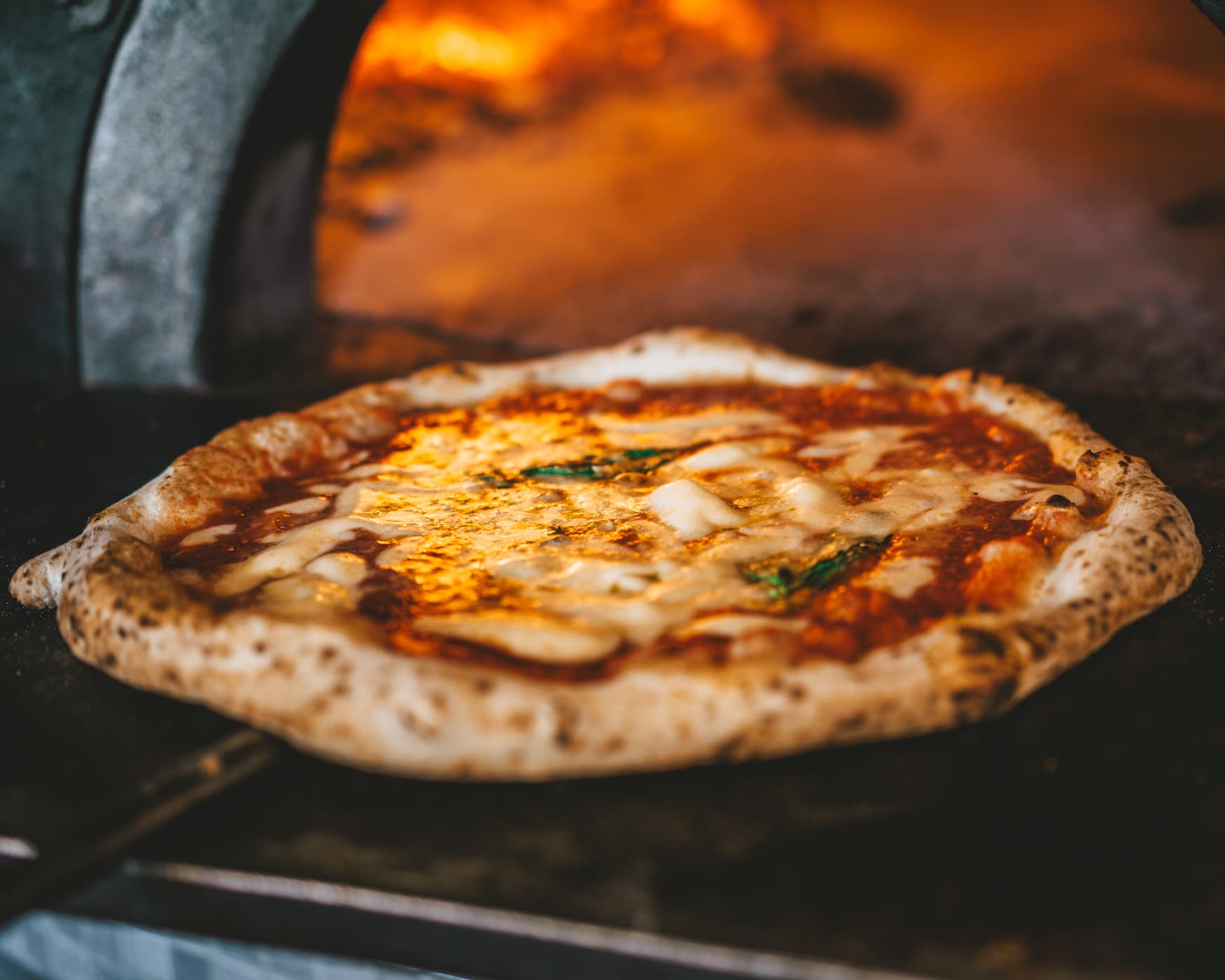 Italienische Pizza in Holzofen zubereitet