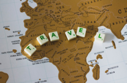 Das Wort Travel mit Buchstaben gelegt bei Scrabble-Spiel
