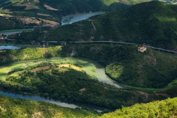 Blick auf die Westliche Morava in der Ovčar-Kablar-Schlucht in Serbien
