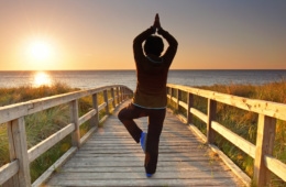 Frau beim Yoga auf Rügen während Sonnenuntergang