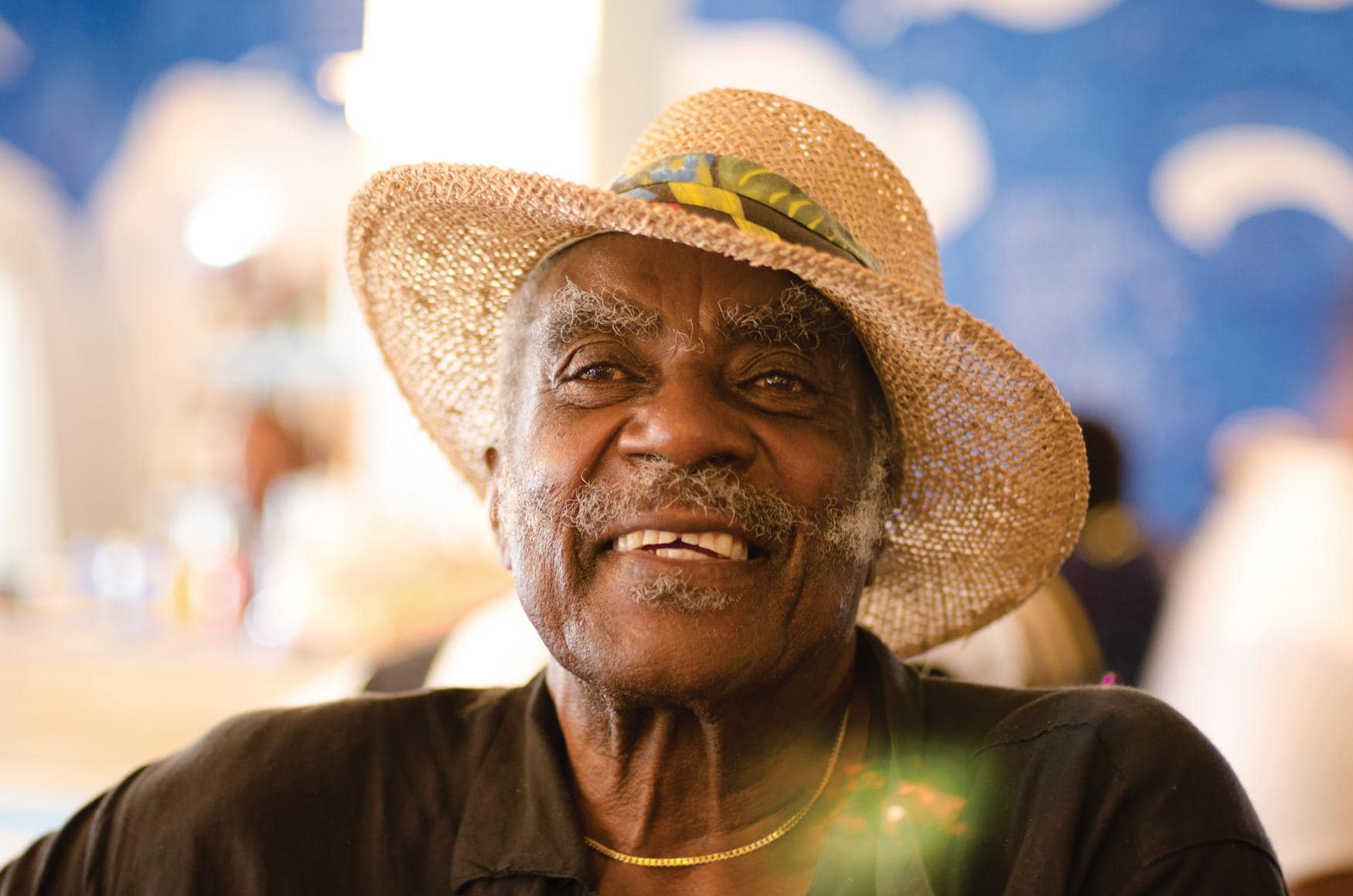 Einwohner der Bahamas trägt Hut