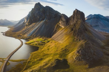 Blick auf die Landschaft in Island aus der Vogelperspektive
