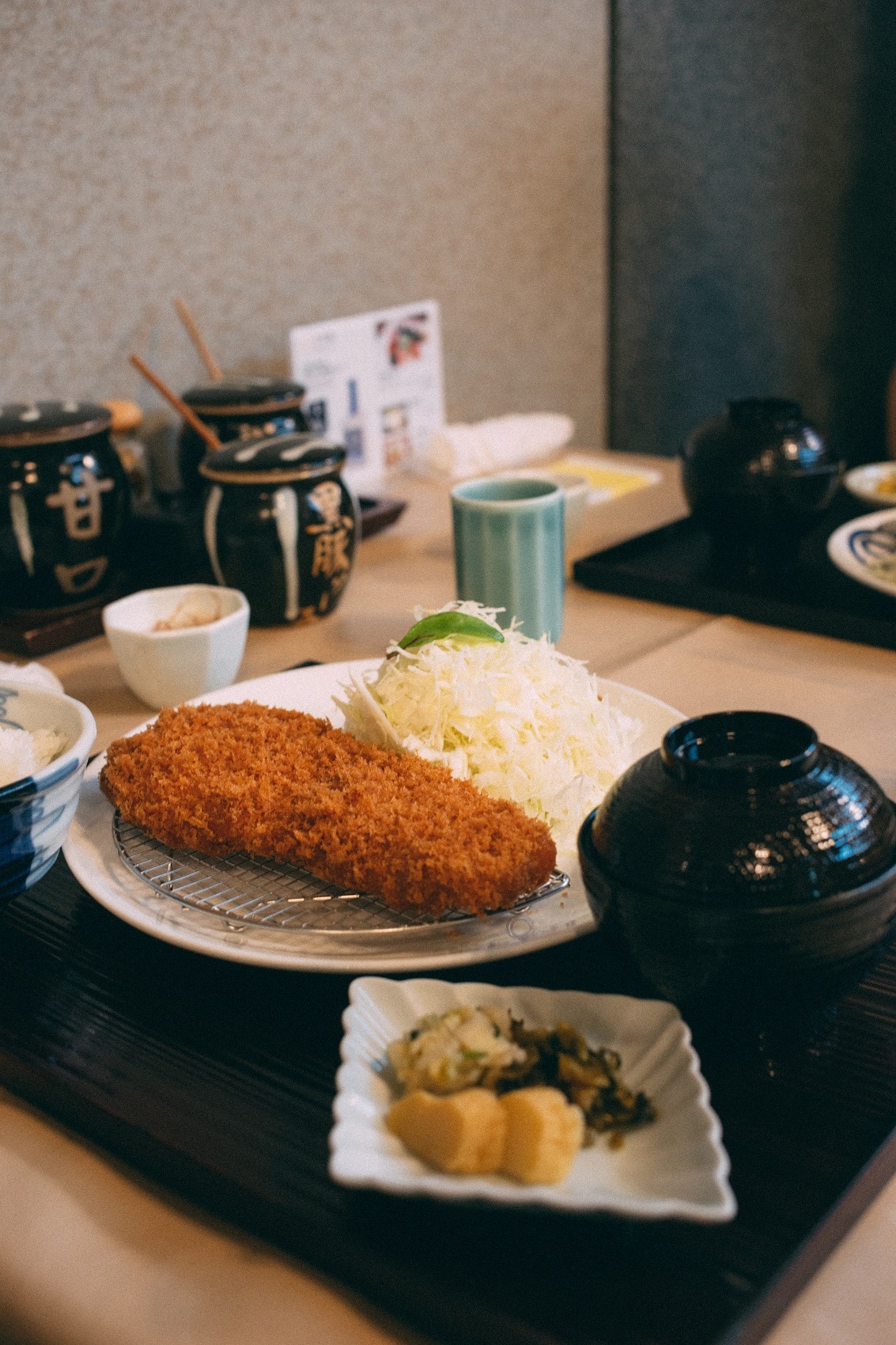Tonkatsu, die japanische Art des Schnitzel, bei einem Menü im Restaurant