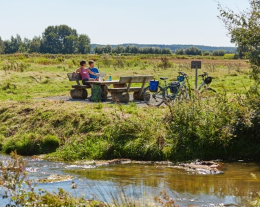 Radfahrer pausieren an der Ohe