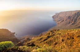 Sonnenaufgang auf der Vulkaninsel El Hierro von einer Klippe
