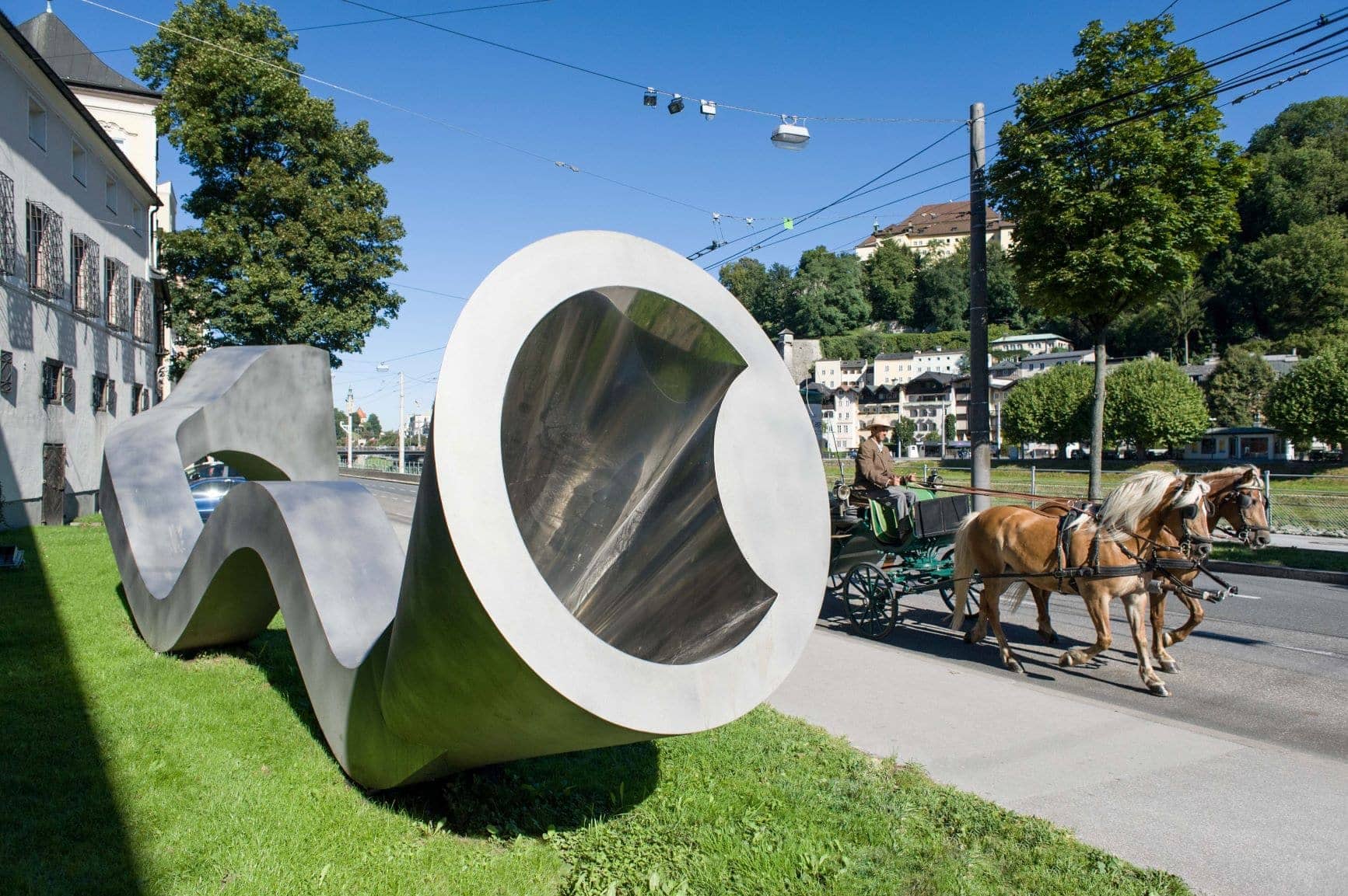 roßformatige Skulptur aus Edelstahl von Manfred Wakobinger in Salzburg 