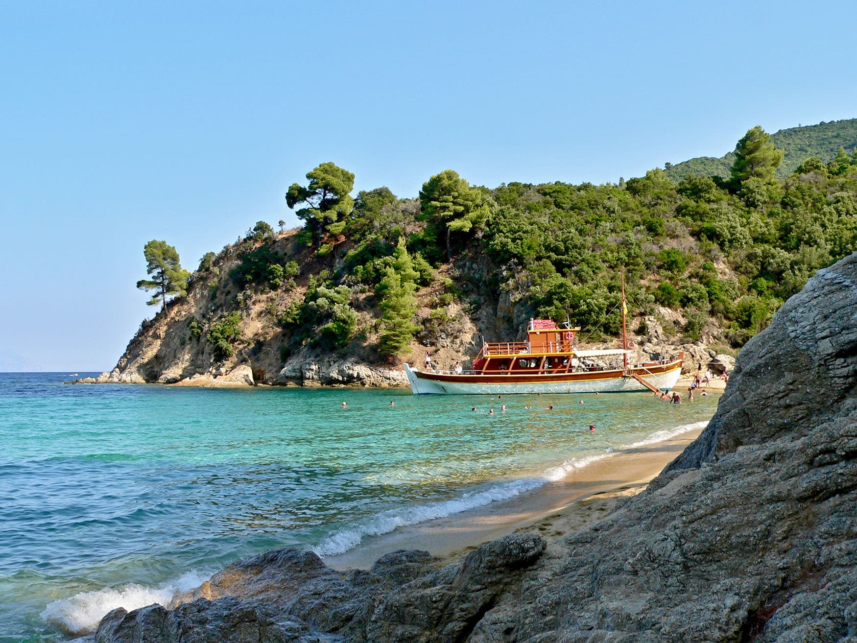 Strand Sarti chalkidiki Griechenland mit Boot und Schwimmern