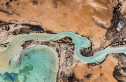 Türkisfarbener Fluss fließt durch Landschaften in Westaustralien