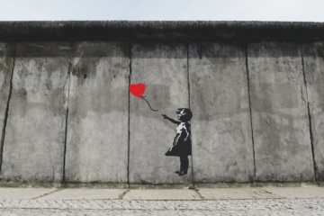 Street Art Berliner Mauer: Mädchen mit Herz-Luftballon