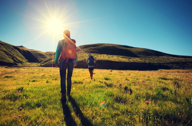 zwei Frauen wandern in der grünen Natur