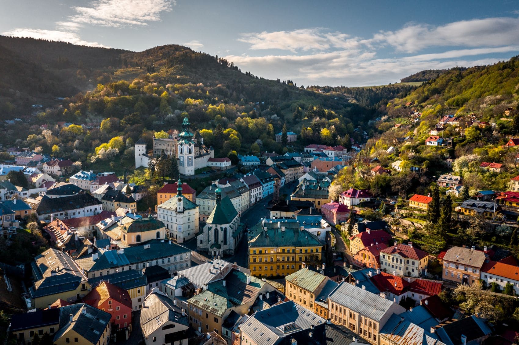 Panoramablick über die Stadt Banská Štiavnica in der Slowakei 
