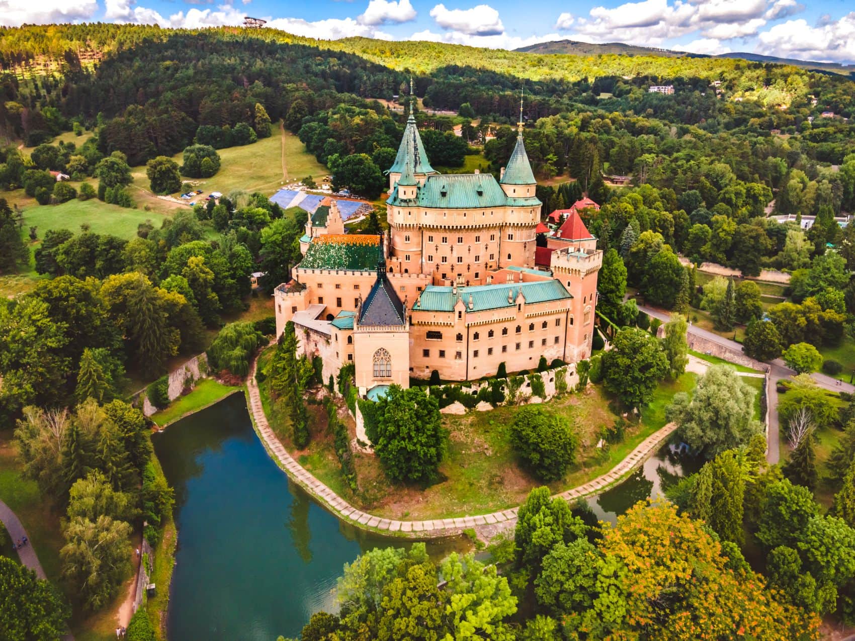 Schloss Bojnice (auch Schloss Weinitz) aus der Vogelperspektive 