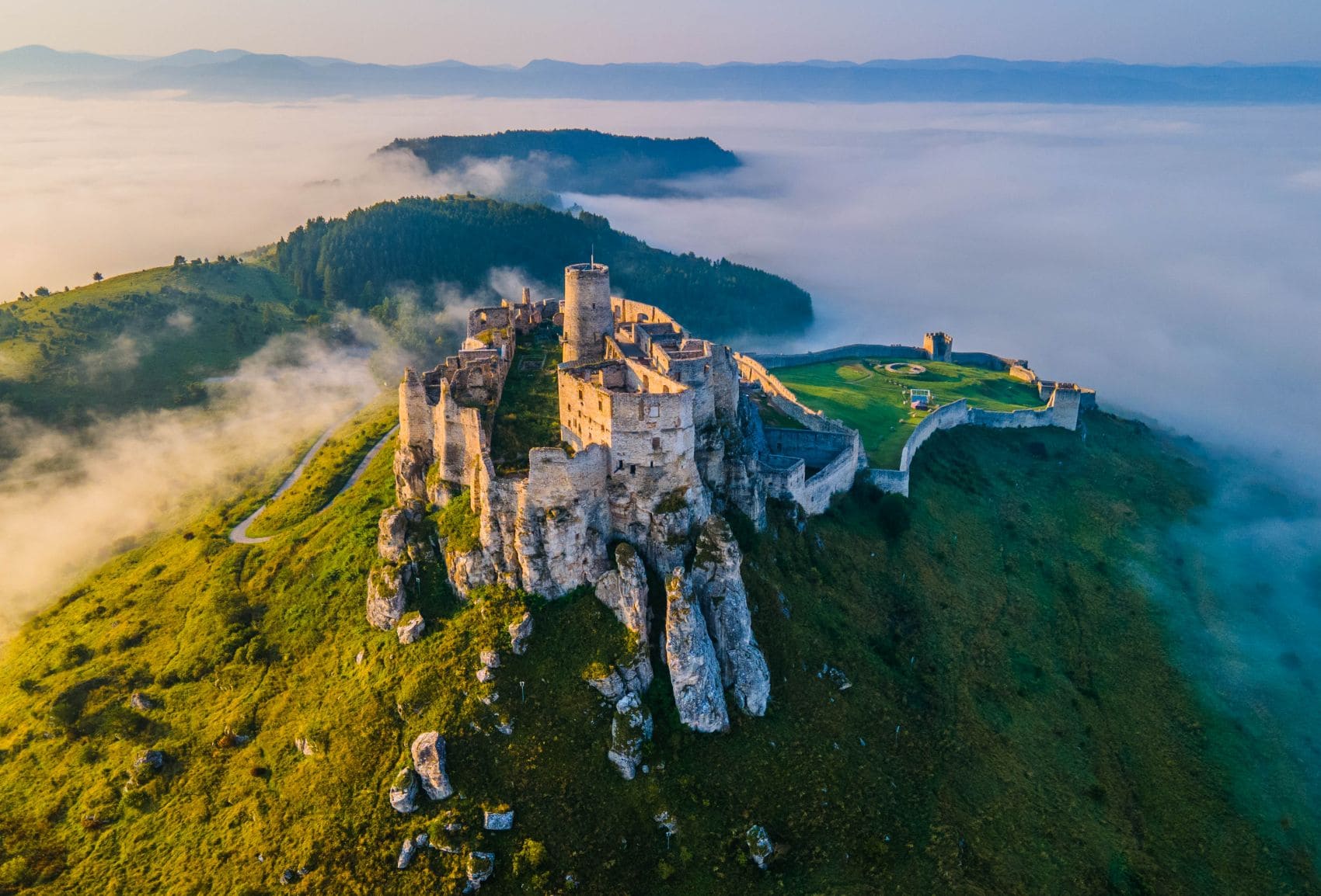 Burg Spiš in der Slowakei aus der Vogelperspektive 