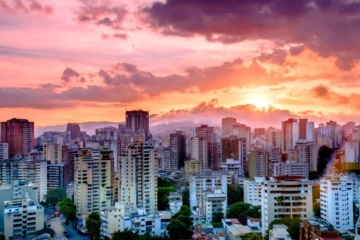 Sonnenuntergang mit Blick auf die Skyline in Caracas, Venezuela