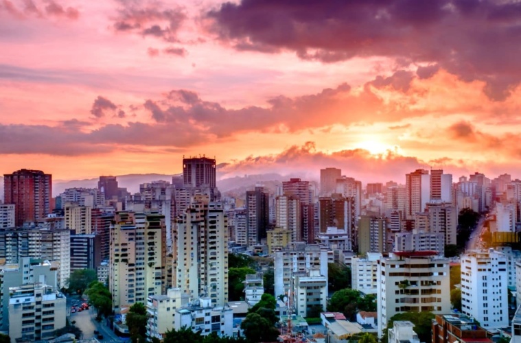 Sonnenuntergang mit Blick auf die Skyline in Caracas, Venezuela