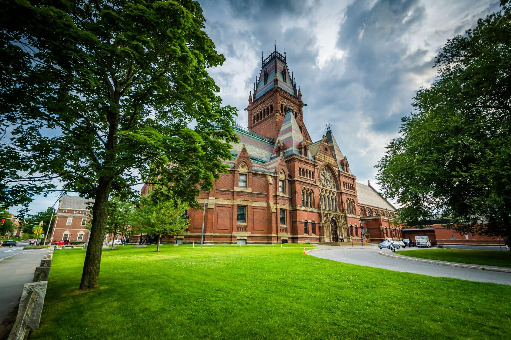 Gebäude auf der Harvard University, errichtet aus den typisch roten Ziegeln der Region.