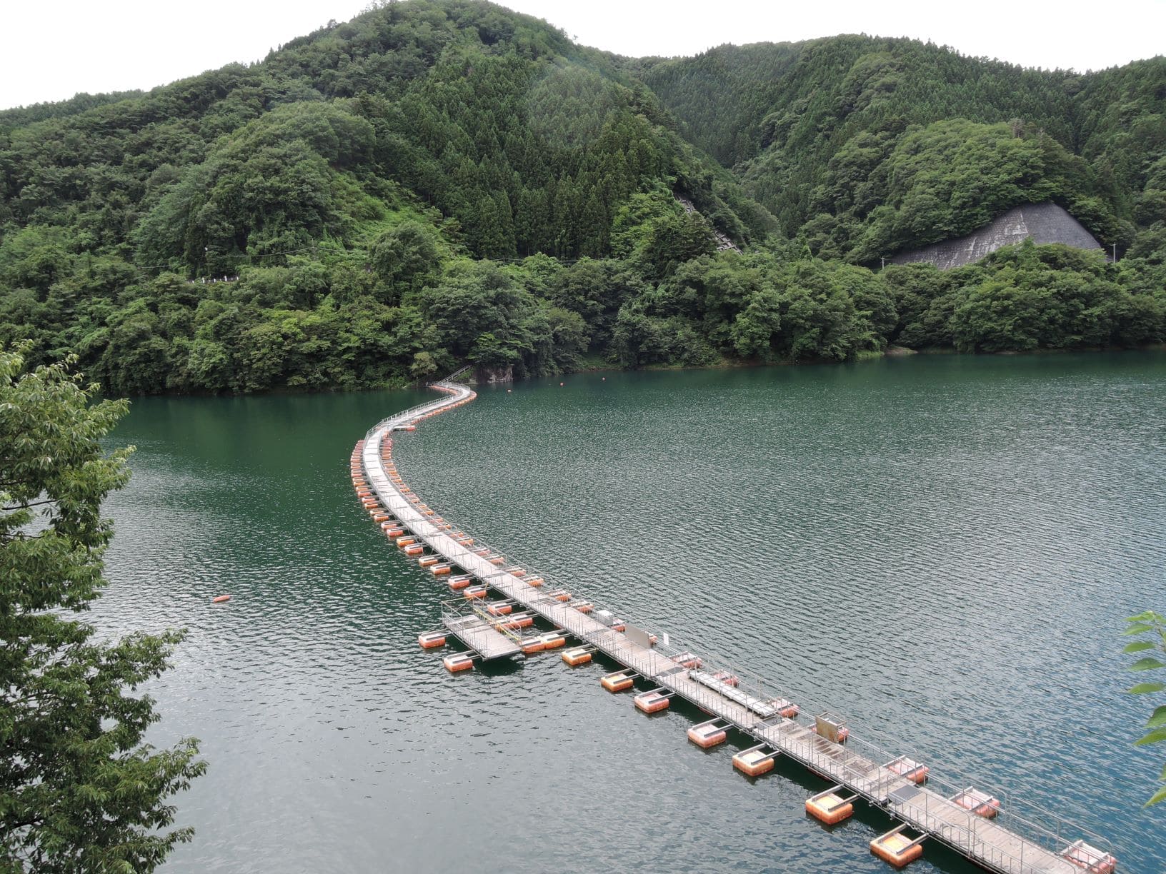 Mugiyama-Ukihashi-Brücke im Okutama-Stausee 