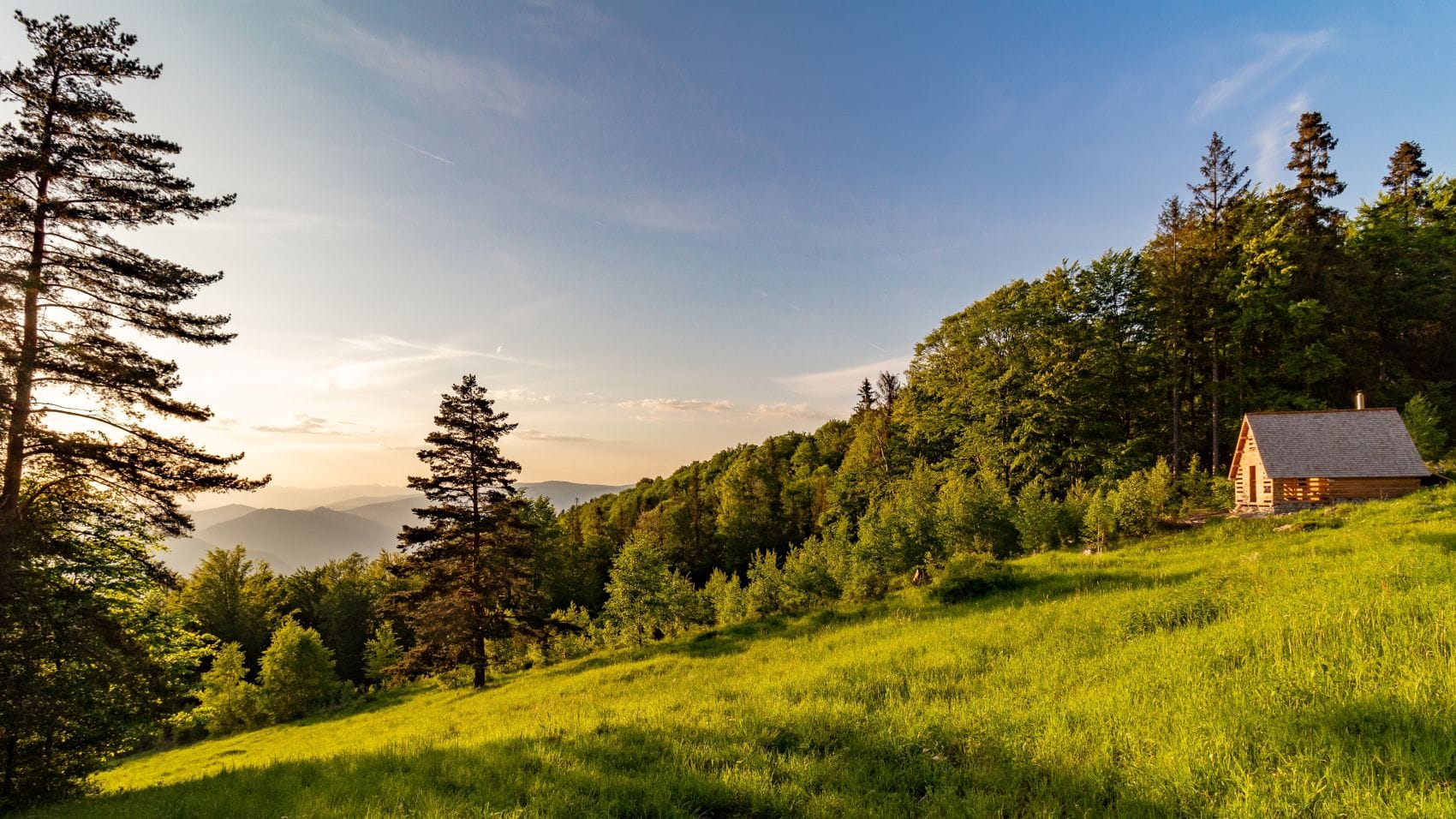 Hütte und Landschaft in der Muránska Planina in der Slowakei 