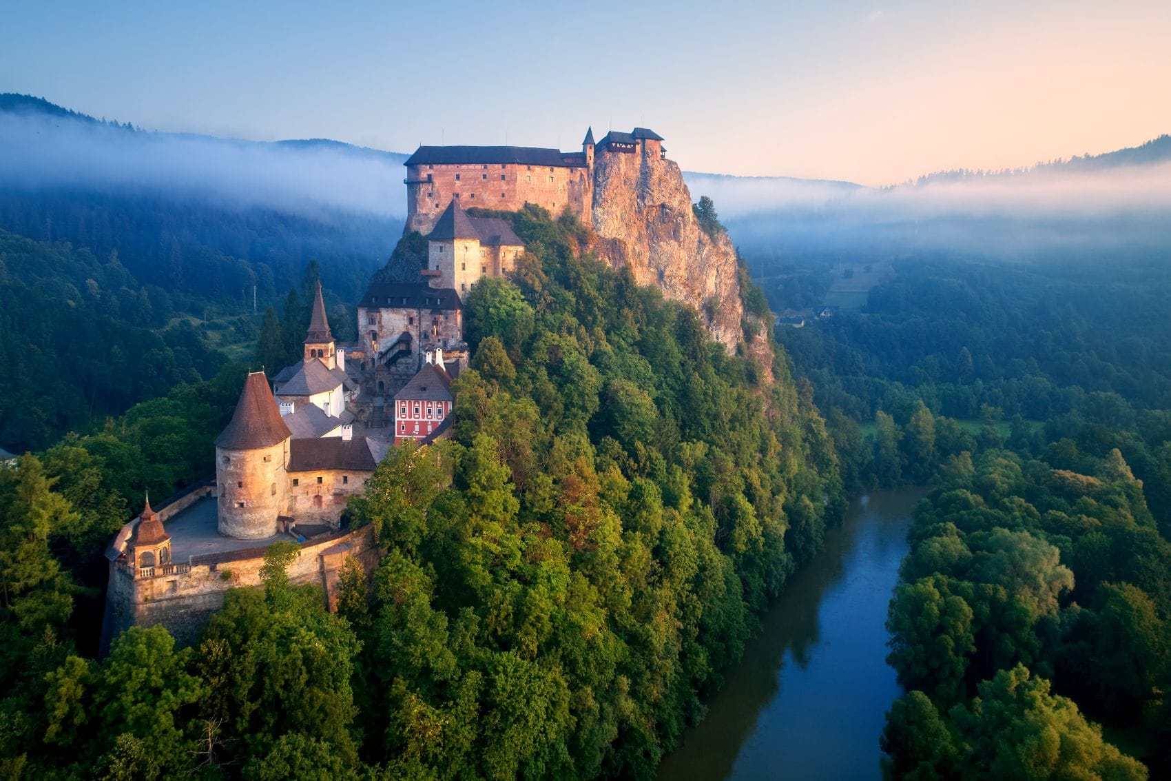 Panoramablick auf die Orava-Burg in der Slowakei 
