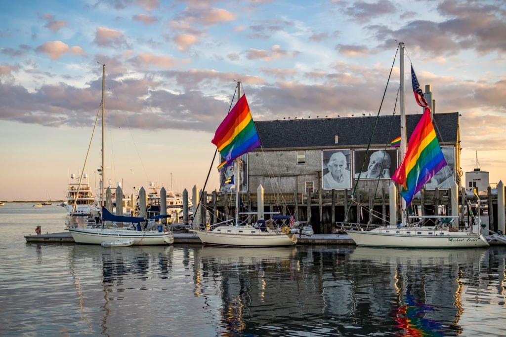 Regenbogenflaggen an der Marina in Provincetown