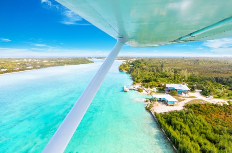 Wasserflugzeug fliegt über die Inseln der Bahamas