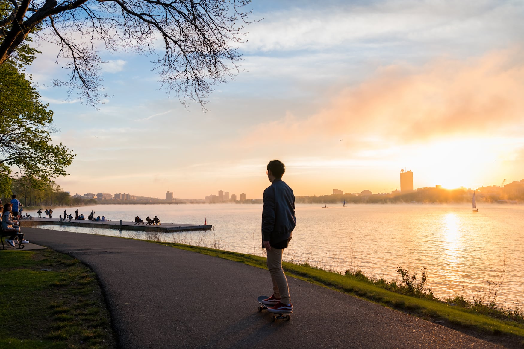 Junger Mann skatet an der an der Charles River Esplanade in Boston, USA