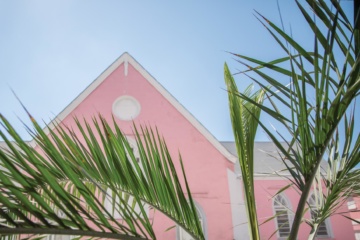 Pastellfarbene Hauswand in Nassau, Bahamas, Kolonialarchitektur