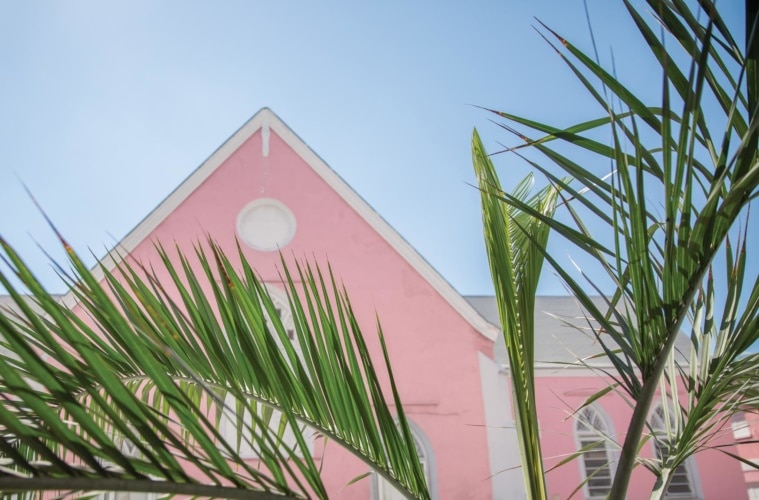 Pastellfarbene Hauswand in Nassau, Bahamas, Kolonialarchitektur