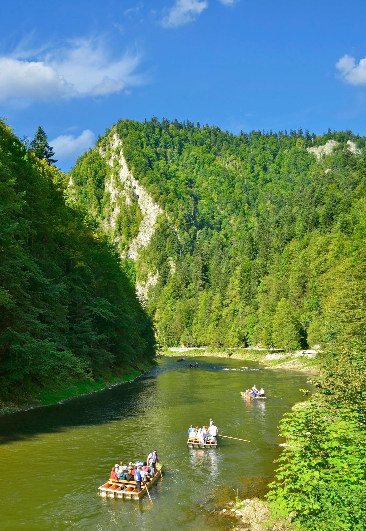 Flöße mit Touristen auf Dunajec-Fluss in der Slowakei 