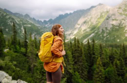 Junge Frau beim Wandern in der Slowakei