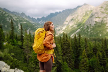 Junge Frau beim Wandern in der Slowakei
