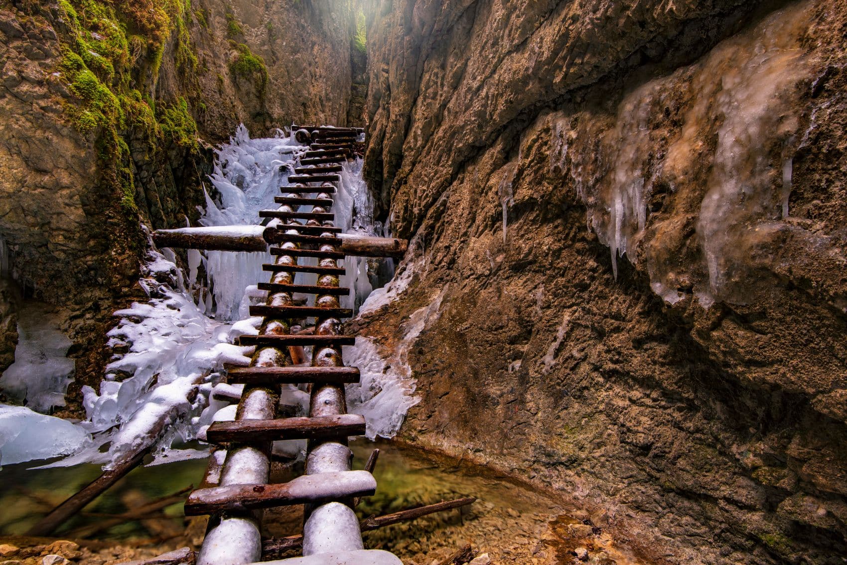 Holzbrücke durch Schlucht in der Region Slovenský raj