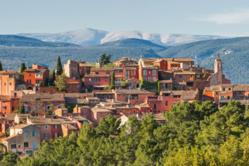 Blick auf das Dorf Roussillon.