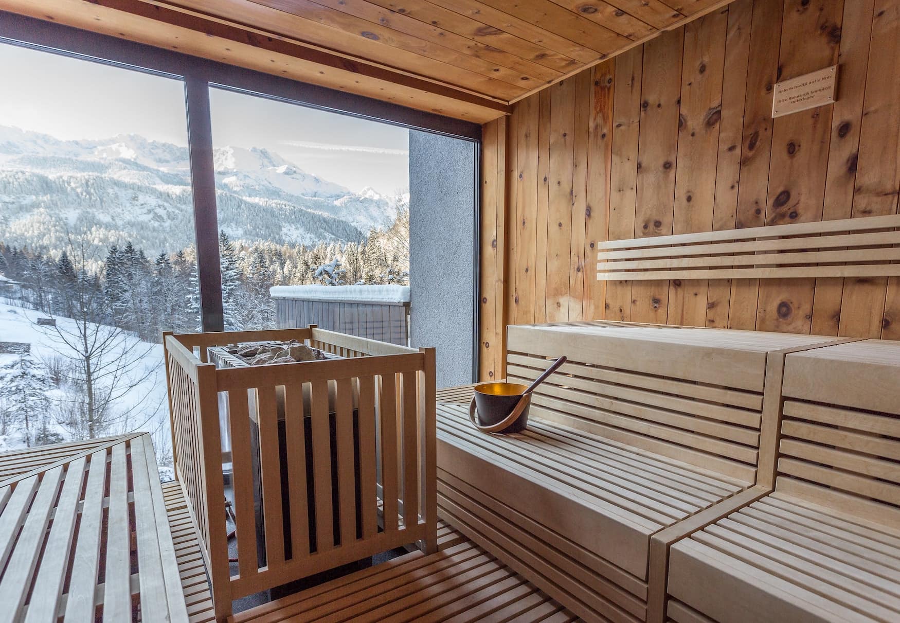 Sauna im Hotel das Graseck mit Blick auf verschneites Wettersteingebirge