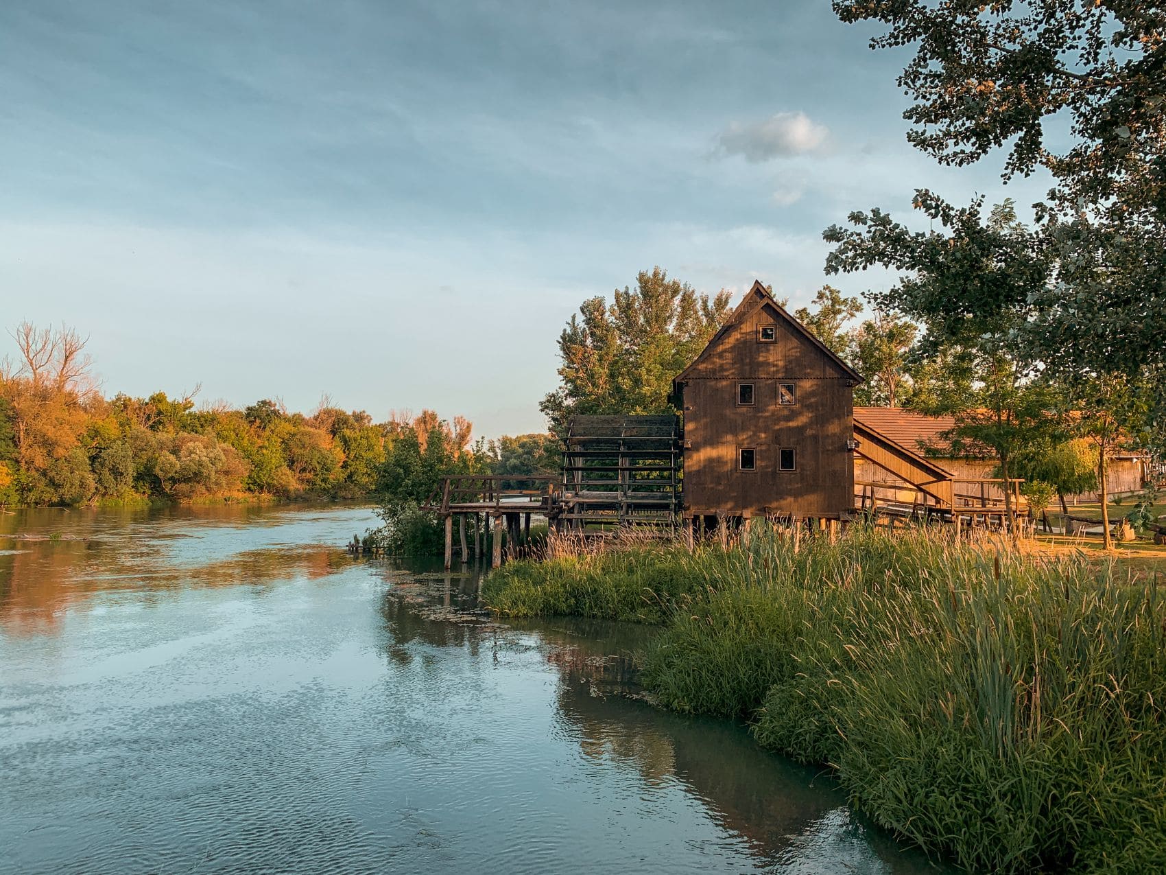 Alte Holz-Wassermühle an Nebenarm der Donau in der Slowakei 