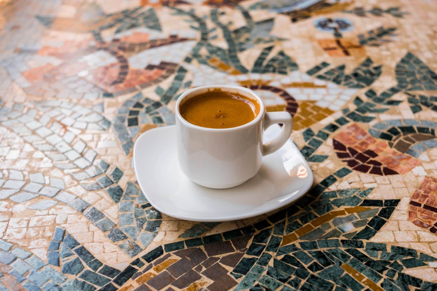 Kaffee auf Mosaiktisch